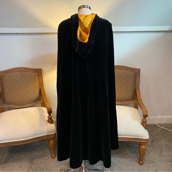 Vintage 80s J. Harris Black Velvet Opera Cloak Cape with Hood, Gothic Wicca Glam - Picture 3 of 7